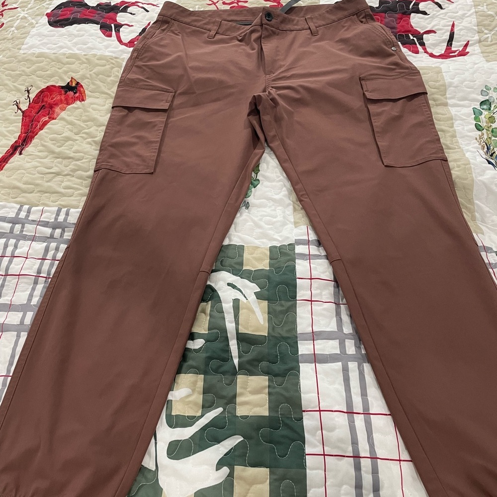Vuori Men's Meta Tech Performance Pants Burgundy Size 36x30  Stretch EUC